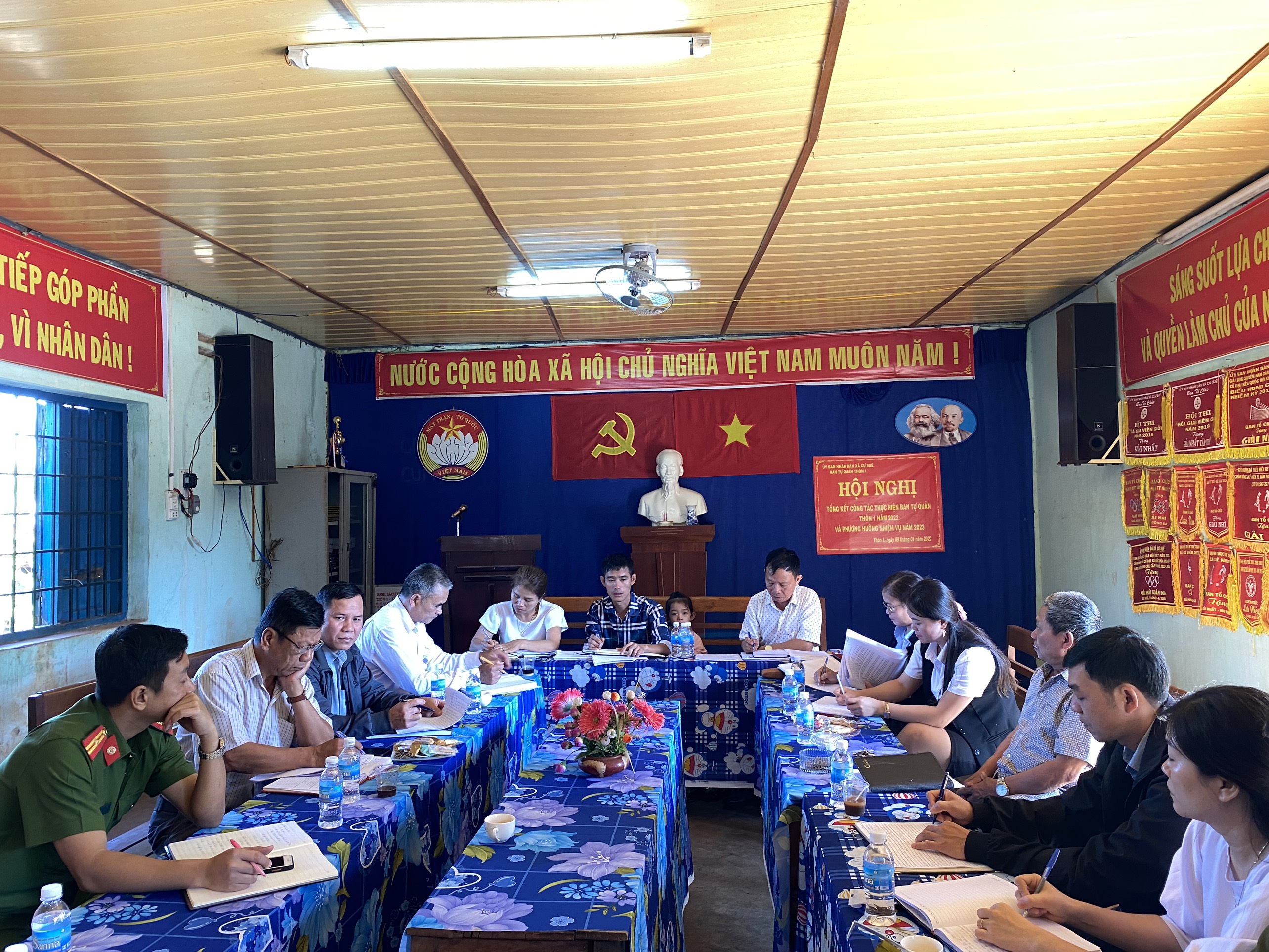 Sáng ngày 09/02/2023, Đoàn công tác của ĐU, HĐND, UBND và UBMTTQ xã Cư Suê làm việc với hệ thống chính trị đơn vị thôn 1